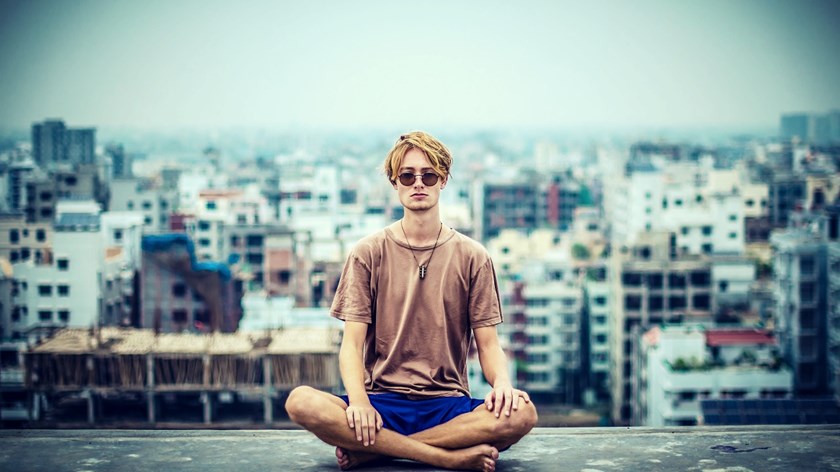 Student mediterar för att varva ner